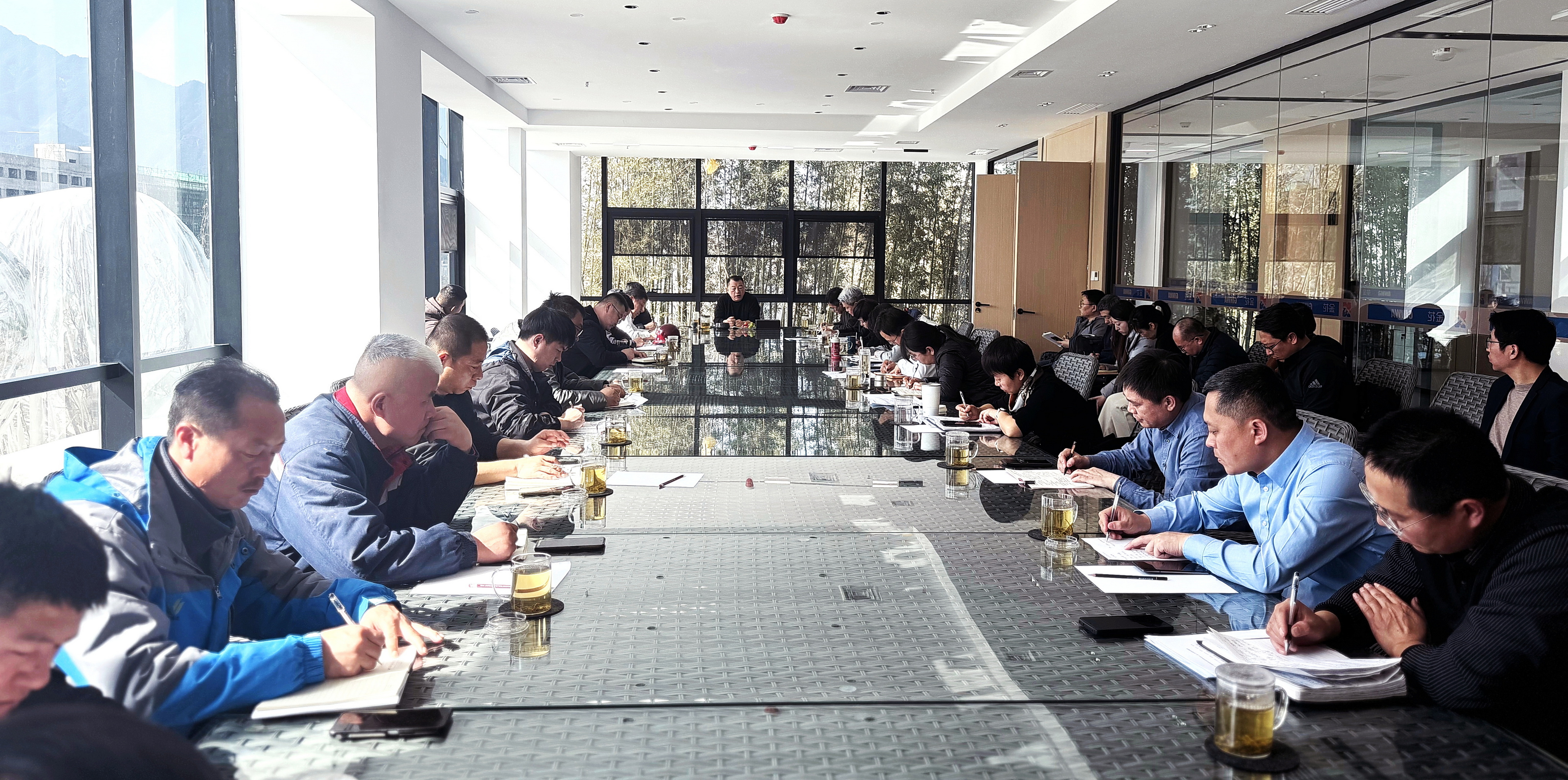 金花股份董事長邢雅江攜經(jīng)營管理團(tuán)隊(duì)一行對草堂項(xiàng)目施工現(xiàn)場進(jìn)行全面巡查 金花股份董事長邢雅江攜經(jīng)營管理團(tuán)隊(duì)一行對草堂項(xiàng)目施工現(xiàn)場進(jìn)行全面巡查